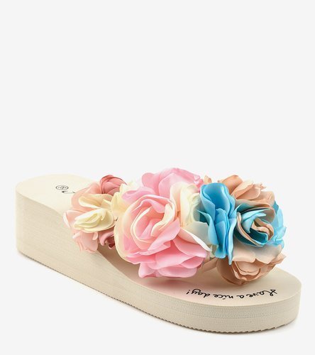 Béžové sandále na podpätku s kvetmi N-31